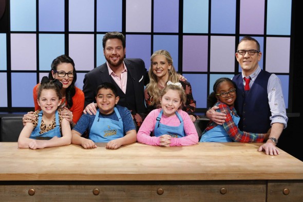 Junior chefs pose with judges Monti Carlo, Scott Conant and Sarah Michelle Gellar and host Ted Allen on Food Network's Chopped Junior
