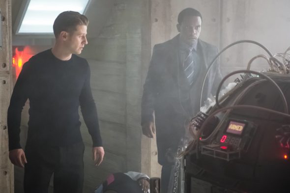 GOTHAM: L-R: Ben McKenzie and Chris Chalk in the ÒWrath of the Villains: TransferenceÓ season finale episode of GOTHAM airing Monday, May 23 (8:00-9:00 PM ET/PT) on FOX. ©2016 Fox Broadcasting Co. Cr: Jeff Neumann/FOX