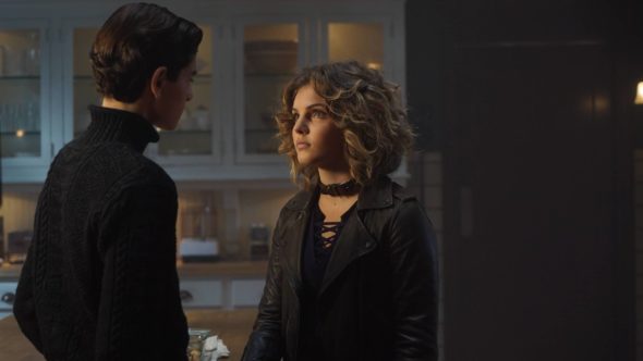 GOTHAM: L-R: David Mazouz and Camren Bicondova in the ÒMad City: Red QueenÓ episode of GOTHAM airing Monday, Oct. 31 (8:00-9:01 PM ET/PT) on FOX. ©2016 Fox Broadcasting Co. Cr: Nicole Rivelli/FOX.