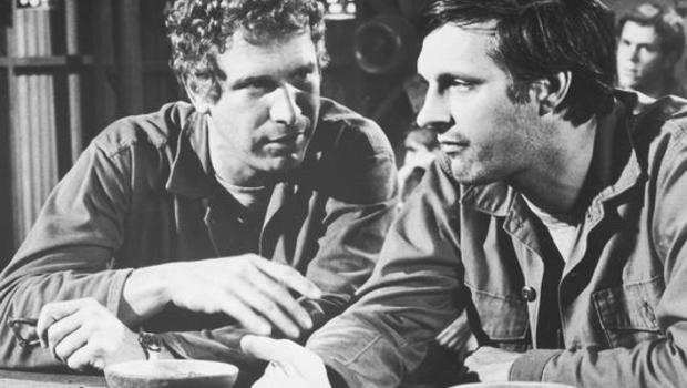 Trapper John Tribute: Alan Alda Remembers 'MASH' Co-Star Wayne Rogers – The  Hollywood Reporter