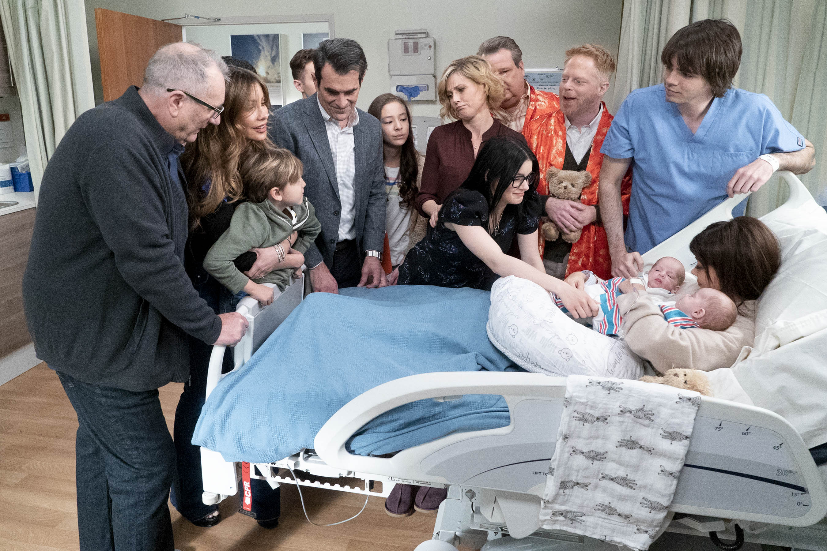 Modern Family Season 11 ABC Cast Recreates First Photo As The Final Modern Family Season 11 ABC Cast Recreates First Photo As The Final