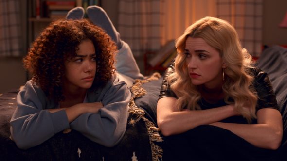 Ginny & Georgia TV show on Netflix: canceled or renewed?