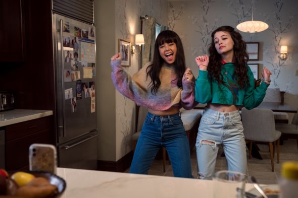 Ginny & Georgia TV show on Netflix: canceled or renewed?