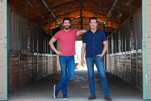 #Chasing the West: Drew and Jonathan Scott Focus on Ranches in New HGTV Series